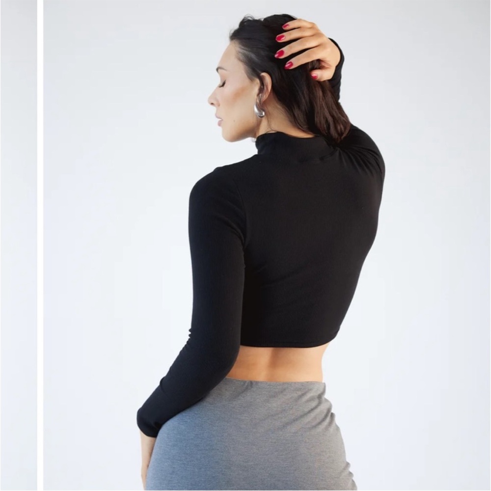 New Klassy Network Turtleneck Cropped Black Brami Top Large - Picture 3 of 4